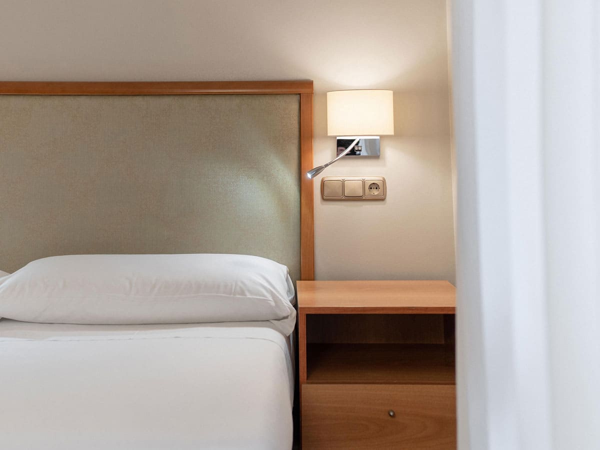 Detalle de la habitación tipo indivicual en Hotel Carreño, Asturias